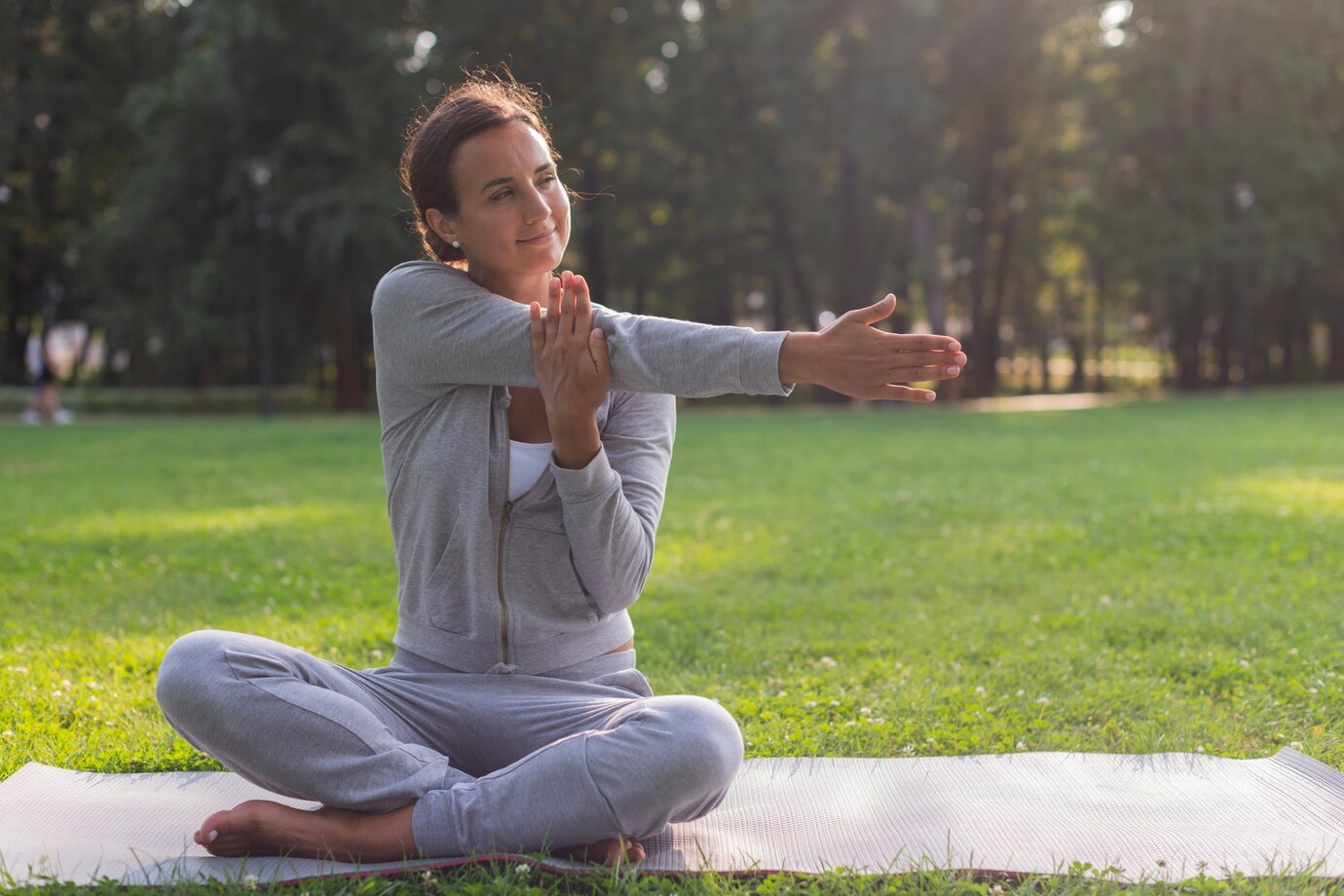 Uma pessoa meditando, praticando yoga, ou em um ambiente tranquilo, como um parque ou sala de relaxamento.